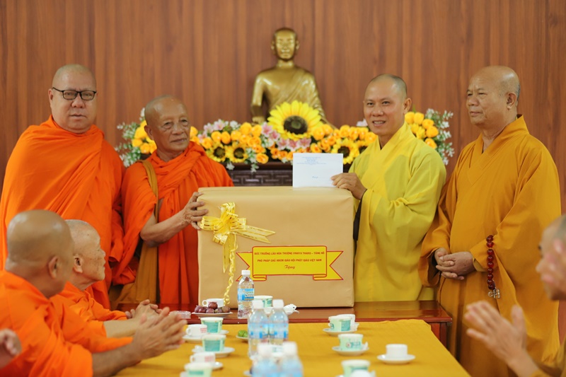 Trưởng lão Hòa thượng Tăng Nô - Phó Pháp chủ HĐCM thăm và sách tấn nhân mùa An cư PL. 2569
