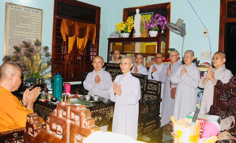 Phân ban Ni giới Đắk Lắk thăm các tự viện bị ảnh hưởng bởi bão Kalmaegi 