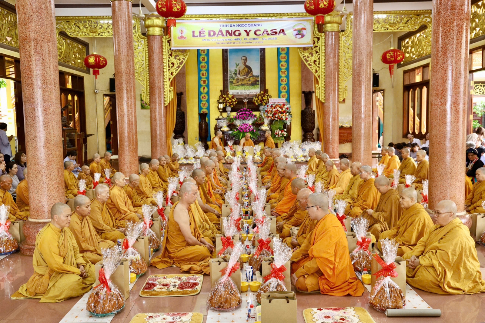 Trang nghiêm Lễ Bố tát và Dâng Y bát tại Tịnh xá Ngọc Quang