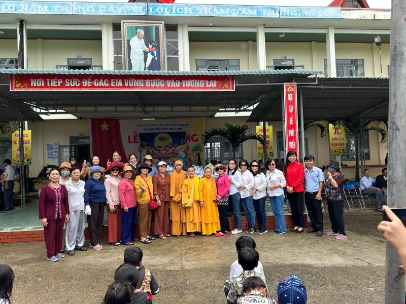 Vui tết Trung thu cho học sinh Trường tiểu học Đinh Núp - xã Ea Yiêng