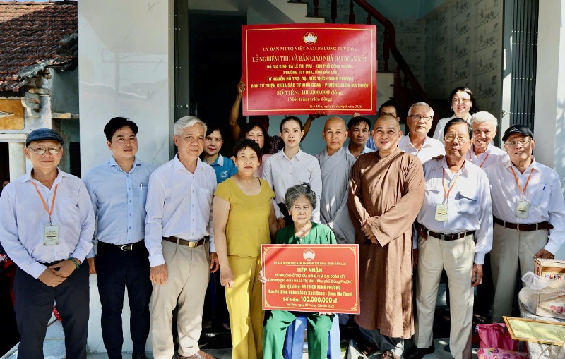 P.Tuy Hòa: Ban Từ thiện chùa Khải Đoan trao tặng nhà Đại đoàn kết