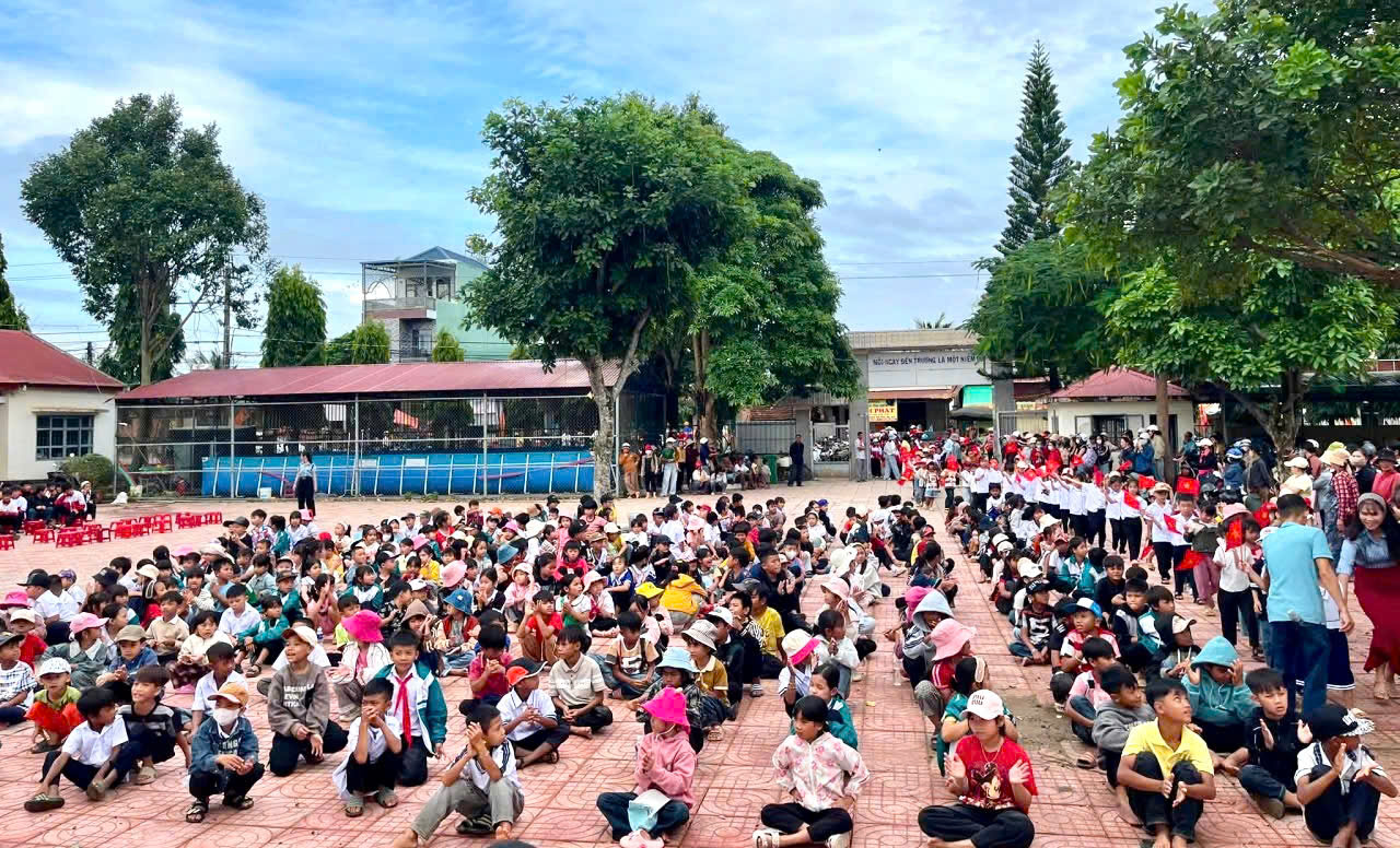 Xã Tân Tiến: Chùa Phước Thiện trao 900 phần quà tiếp sức học sinh vùng sâu Đắk Lắk