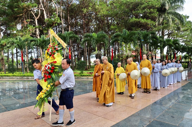Ban Trị sự Phật giáo tỉnh Đắk Lắk dâng hương tưởng niệm tại Nghĩa trang Liệt sĩ Tỉnh