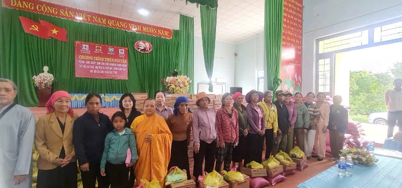 Cư M’gar: Trao 300 phần quà đến bà con có hoàn cảnh đặc biệt khó khăn