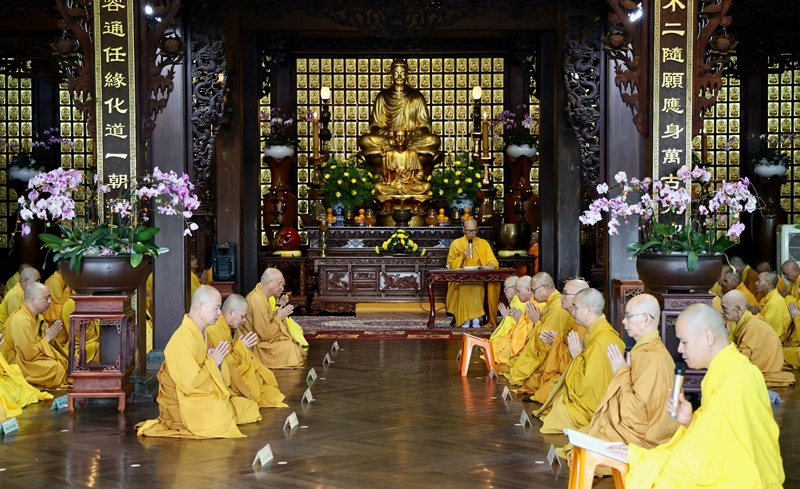 Gần 400 Tăng Ni miền Tây Đắk Lắk trang nghiêm cử hành kỳ Bố-tát, thính giới 