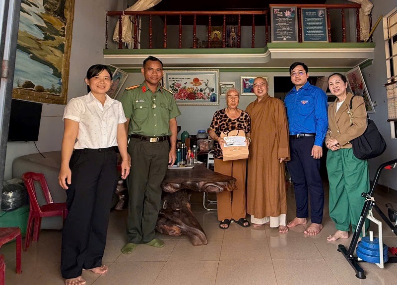 Xã Quảng Phú: Thăm, tặng quà người có công nhân kỷ niệm 79 năm Ngày Thương binh - Liệt sĩ.
