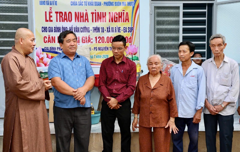 Chư Tăng và Phật tử chùa Sắc tứ khải Đoan bàn giao nhà tình nghĩa