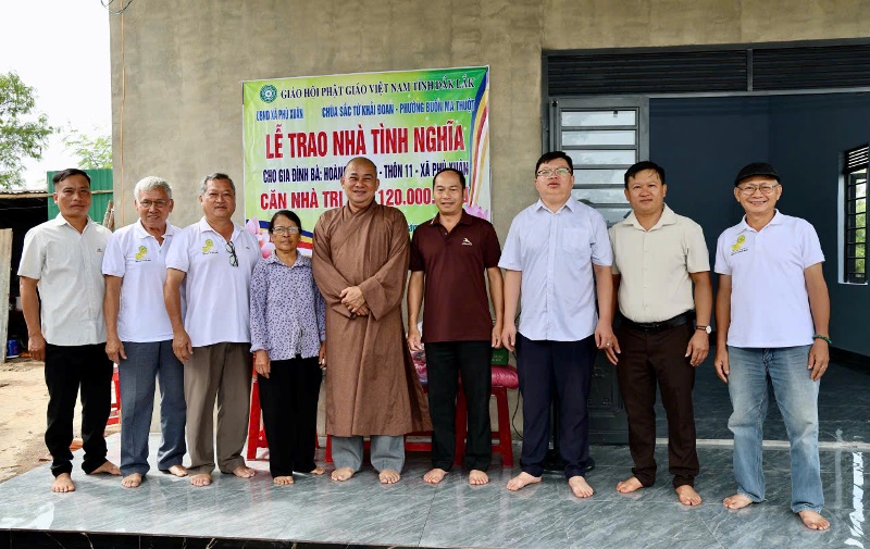 Chùa Sắc tứ Khải Đoan tặng nhà tình nghĩa tại xã Phú Xuân