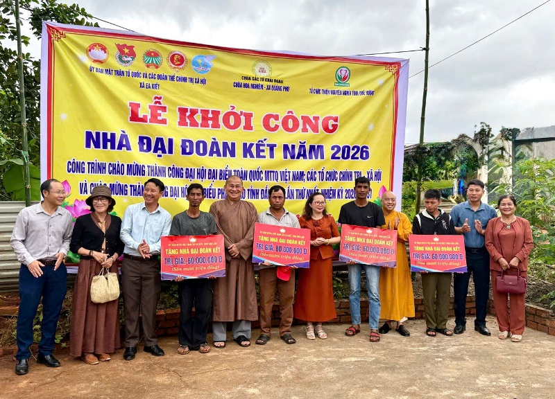 Xã Ea Kiết. Chung tay khởi công tặng 4 căn nhà “đại đoàn kết” 