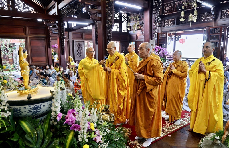 P. BMT: Phật giáo miền Tây Đắk Lắk cử hành Nghi thức Tắm Phật 