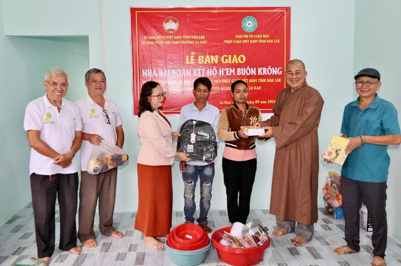 P. Ea Kao: Bàn giao nhà Đại đoàn kết tại buôn Krông