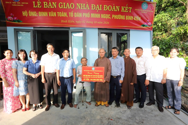 Ban Trị sự GHPGVN tỉnh bàn giao nhà Đại Đoàn kết đến hộ cận nghèo tại phường Bình Kiến