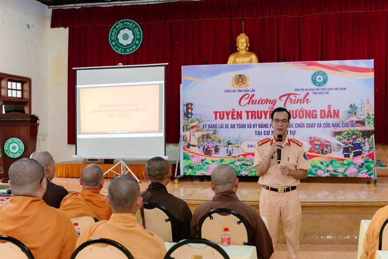 P.BMT: Tuyên truyền pháp luật an toàn giao thông, phòng chống cháy nổ các tự viện