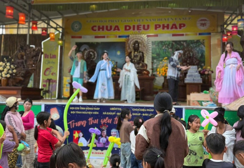 Xã Easúp: Chùa Diệu Pháp tặng quà cho thiếu nhi và đồng bào vùng biên giới