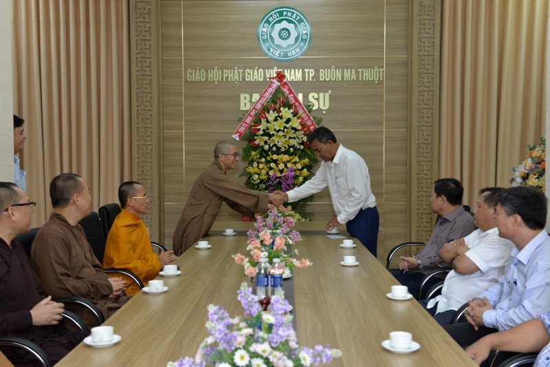 Tỉnh ủy Đắk Lắk chúc mừng Phật đản Ban Trị sự Phật giáo Thành phố