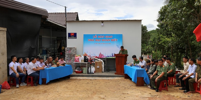 X.Vụ Bổn: Ban Từ thiện chùa Khải Đoan trao tặng nhà Đại đoàn kết