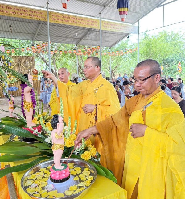 Phật giáo huyện Ea Sup khai mạc tuần lễ Phật đản và diễu hành xe hoa