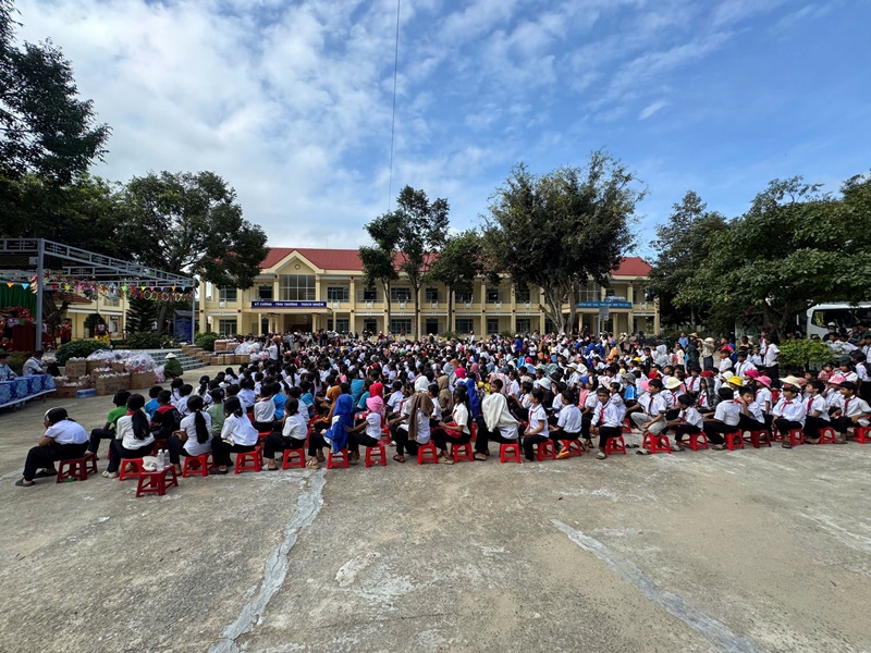 Xã Liên Sơn Lắk:  Tặng 1500 phần quà Trung thu cho các em thiếu nhi
