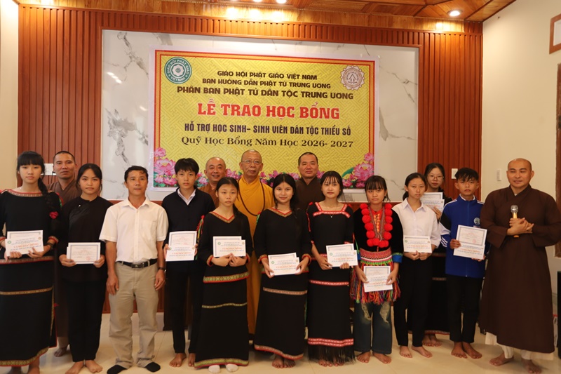 Xã Đức Bình: Trao học bổng đến học sinh Dân tộc thiểu số vượt khó, học giỏi