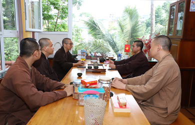 Ban Trị sự - Ban Tổ chức khóa tu mùa hè đến thăm và làm việc tại chùa Phổ Minh