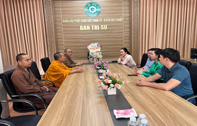 Lãnh đạo phòng An Ninh Nội địa Công an Tỉnh thăm Phật giáo Thành phố nhân mùa Phật đản.