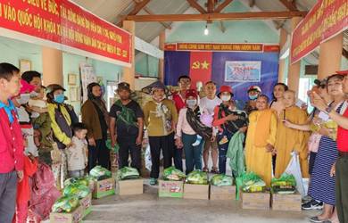 Krông Pắk: Trao tặng 300 phần quà cho các hộ gia đình khó khăn tại xã Vụ Bổn
