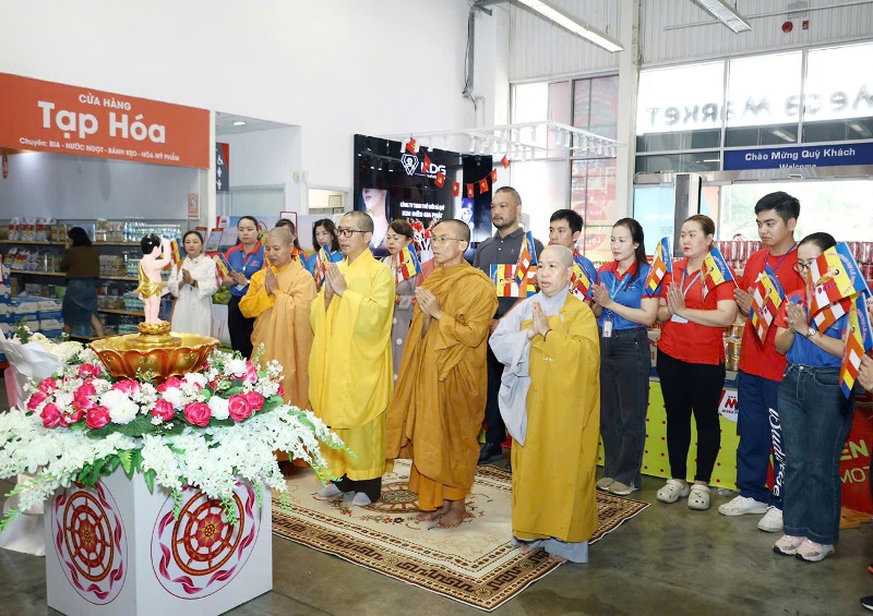 TP.BMT: Phật giáo thành phố tổ chức lễ tắm Phật tại các điểm công cộng