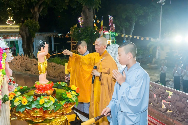P.Bình Kiến: Trang nghiêm cử hành lễ Mộc dục tại Tổ đình Bảo Lâm 