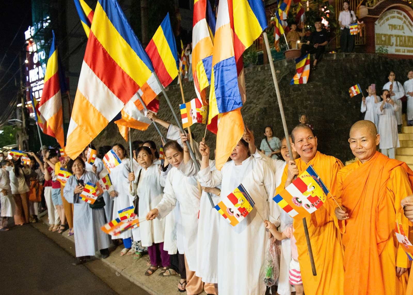 Ấn tượng mùa Đản sinh - hàng nghìn Phật tử và người dân chào đón đoàn xe hoa Phật đản