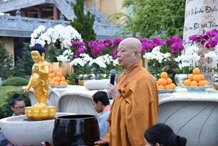 Đức Phật sơ sanh tay phải hay tay trái chỉ lên là đúng?