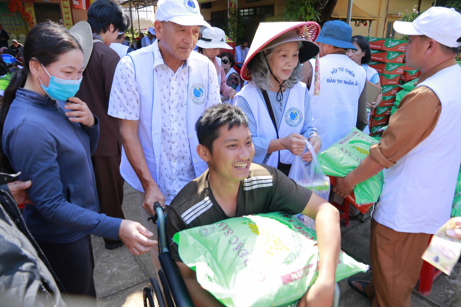 X. Ea Nuôl: Hơn 200 phần quà trao tặng cho bà con có hoàn cảnh khó khăn