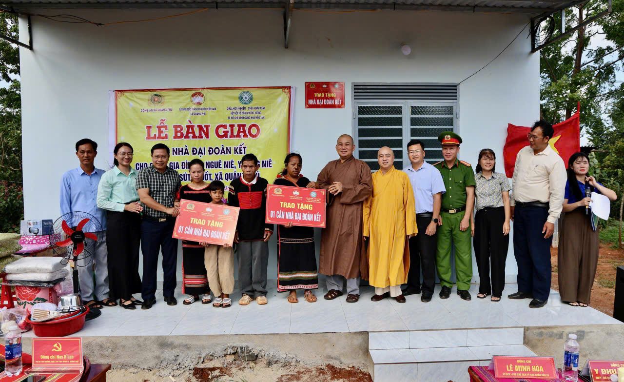 X. Quảng Phú: Chùa Hoa Nghiêm và chùa Sắc tứ Khải Đoan bàn giao 2 căn nhà Đại đoàn kết