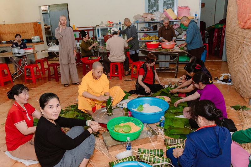 Video: 5000 đòn bánh tét, một tấm lòng
