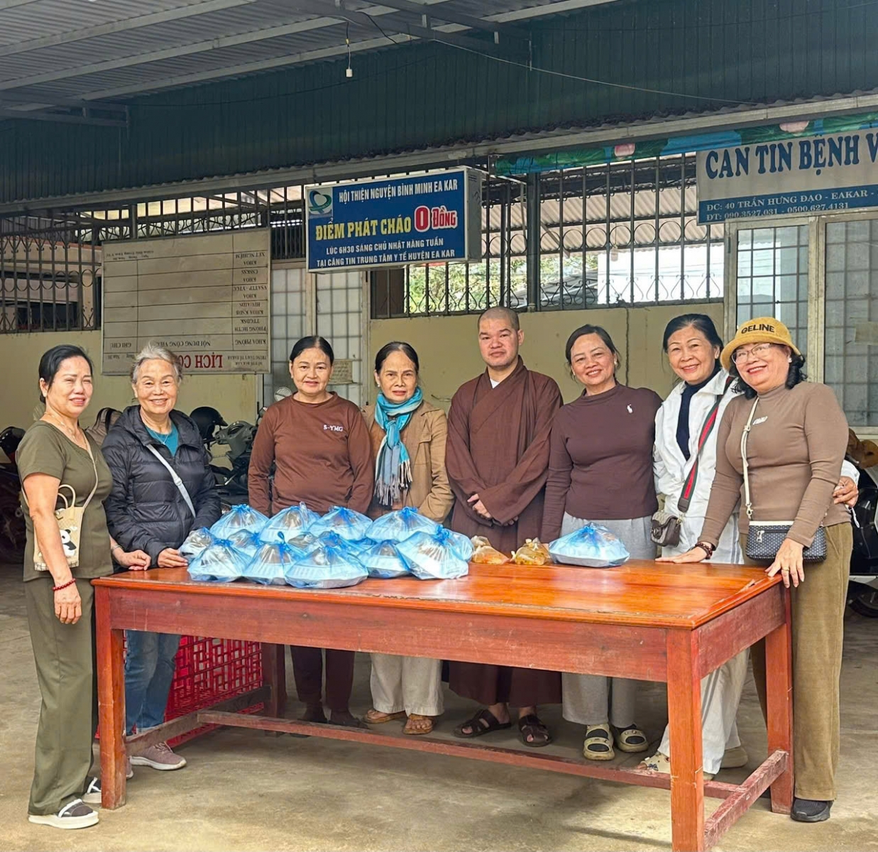X.Eakar: Trao tặng 180 suất cơm đến các bệnh nhân khó khăn