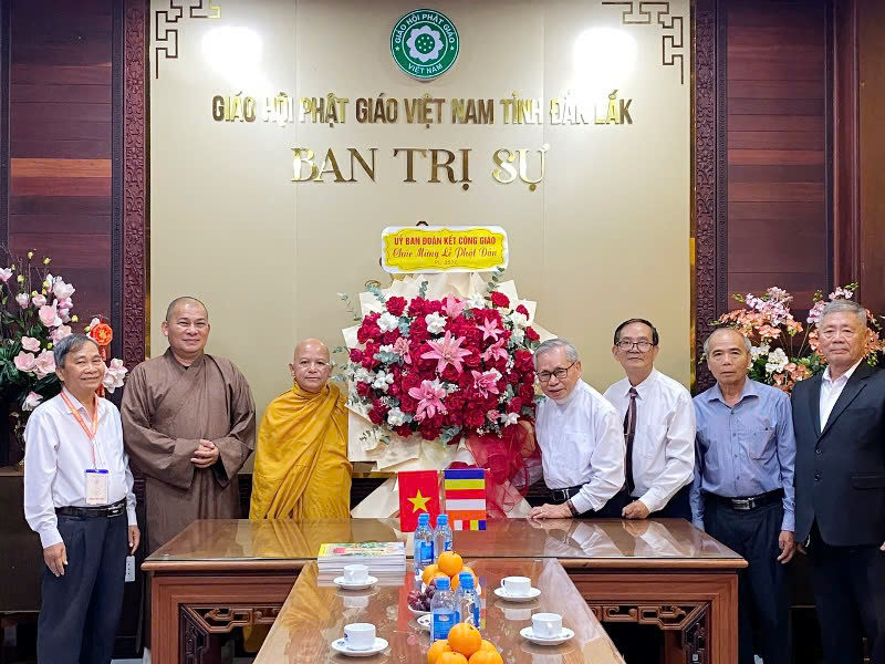 P. Buôn Ma Thuột: Ủy ban Đoàn kết Công giáo tỉnh Đắk Lắk thăm, chúc mừng Đại lễ Phật đản PL.2570