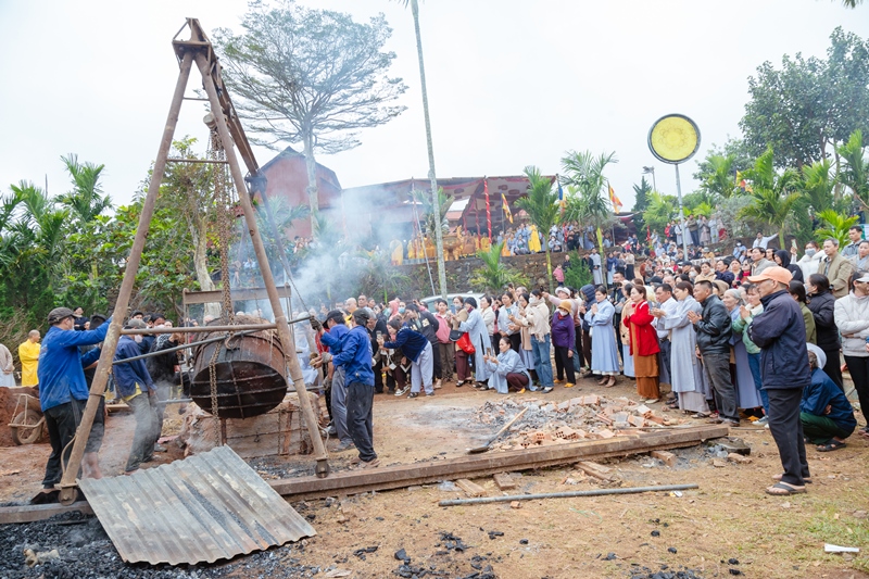 Krông Búk: Lễ rót đồng đúc tôn tượng Bổn sư Thích Ca Mâu Ni Phật tại chùa Thiện Hòa