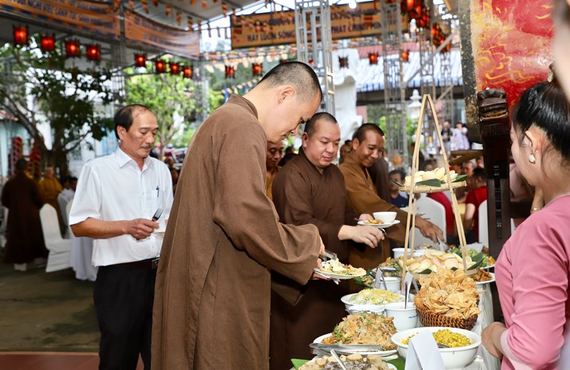 EaKar: Chùa Quán Thế Âm tổ chức tiệc Buffet chay kính mừng Phật đản