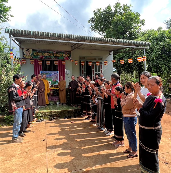 Ban Văn hóa Phật giáo tỉnh Đắk Lắk thăm Phật tử đồng bào huyện Cư M’gar