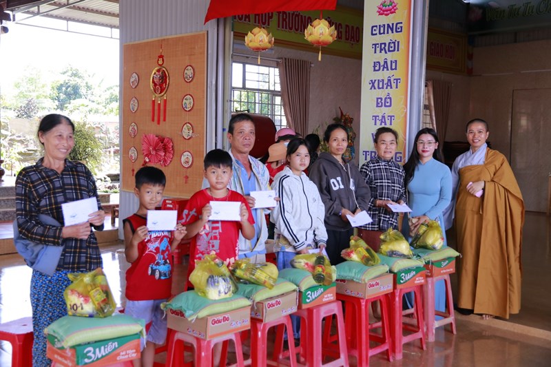 Buôn Đôn: Chia sẻ 50 phần quà đến bà con nhân mùa Vu lan Báo hiếu