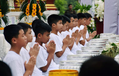 Đội bóng nhí Thái Lan làm lễ xuống tóc xuất gia