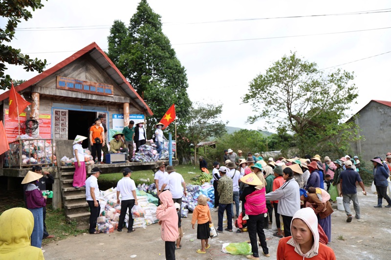 Ban Từ thiện chùa Sắc tứ Khải Đoan hỗ trợ bà con vùng lũ huyện Krông Bông (cũ)