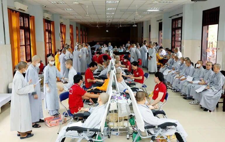 Tham gia hiến máu nhân đạo vì sự sống cộng động 