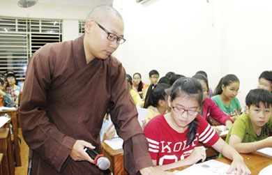 Sư thầy Thích Thanh Lương dạy tiếng Anh miễn phí cho hàng ngàn học trò suốt 10 năm