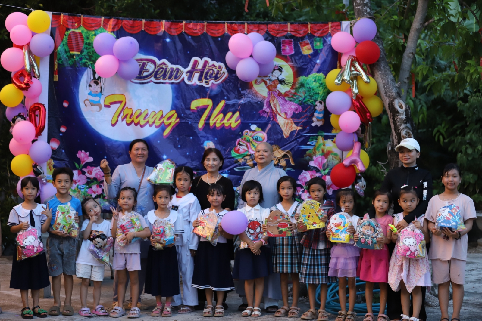 X.Tuy An Bắc: Chùa Thanh Bình trao 700 phần quà Trung Thu