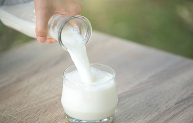 Khi khát có nên uống một ly sữa không?