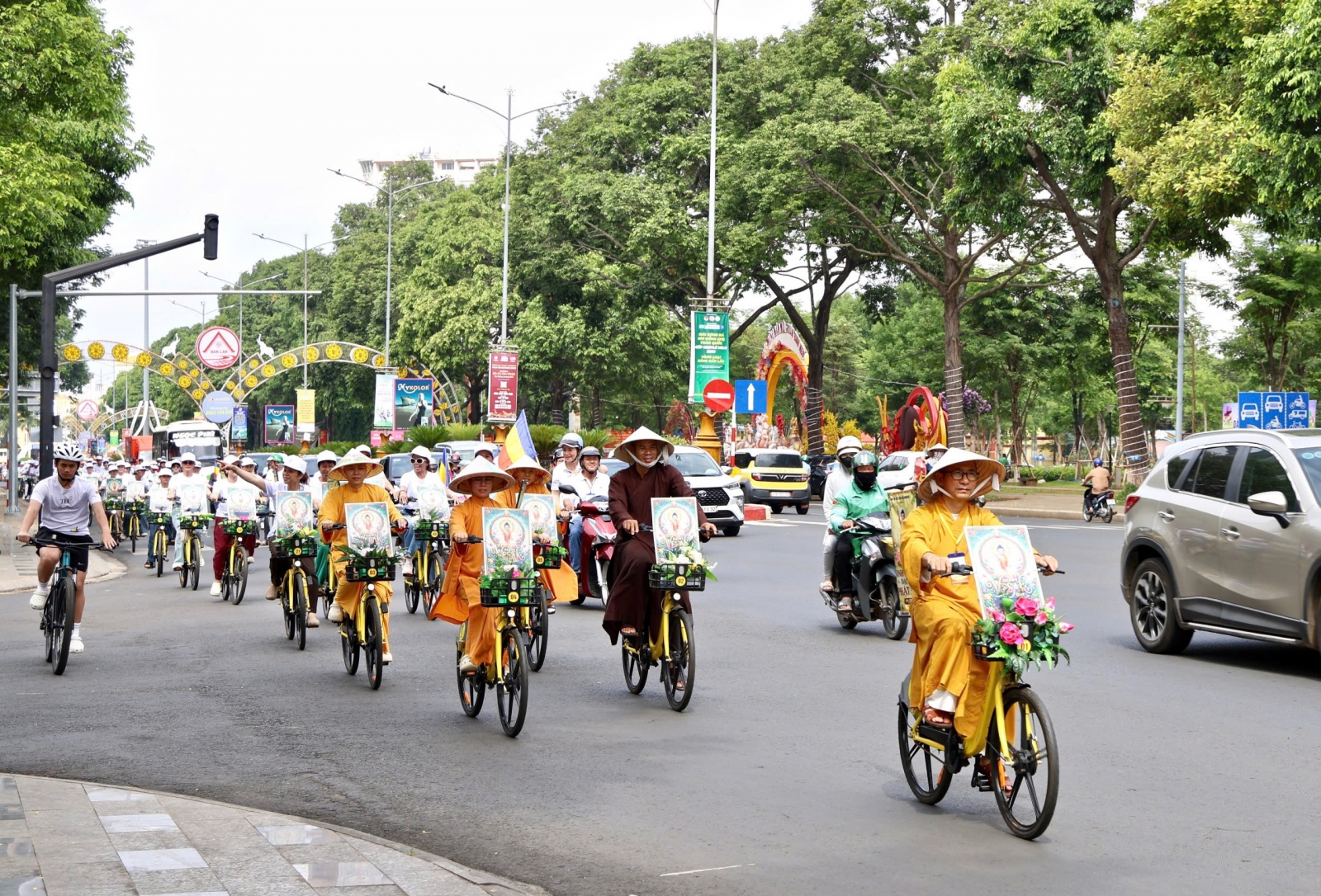 P. BMT: Hàng trăm Tăng ni, Phật tử diễu hành xe đạp hoa kính mừng Đại lễ Phật đản PL.2570 