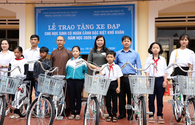 Buôn Ma Thuột: Trao tặng 20 chiếc xe đạp cho học sinh nghèo hiếu học