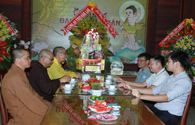 Phòng An ninh Đối nội CA tỉnh Đắk Lắk thăm và chúc mừng Ban Trị sự thành phố nhân lễ Phật Đản - PL.2566.