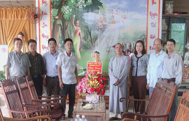 Chính quyền xã Ea Lê chúc mừng Phật đản NPĐ Quảng Đà