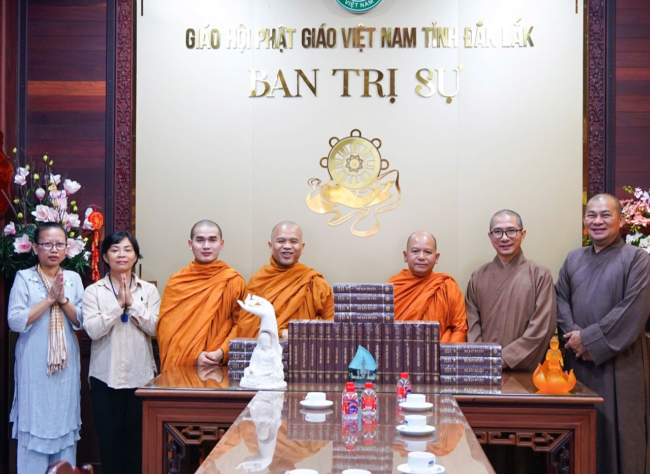 Ban Trị sự Phật giáo tỉnh tiếp nhận bộ kinh Bản Duyên do Viện Nghiên cứu Phật học Việt Nam tặng